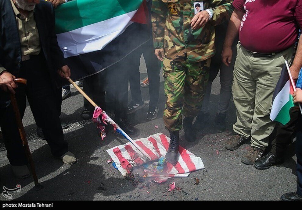 آتش زدن پرچم آمریکا در میدان فلسطین در آستانه مذاکرات! +عکس آتش زدن پرچم آمریکا در میدان فلسطین در آستانه مذاکرات! +عکس