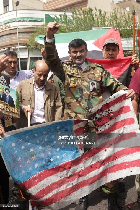 آتش زدن پرچم آمریکا در میدان فلسطین در آستانه مذاکرات! +عکس آتش زدن پرچم آمریکا در میدان فلسطین در آستانه مذاکرات! +عکس