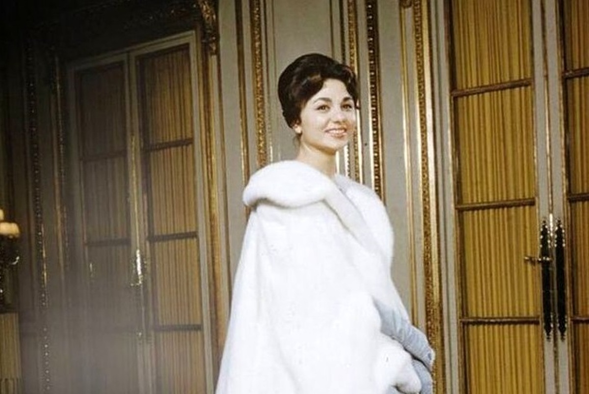 فرح و علیرضا پهلوی در محوطه کاخ نیاوران سال ۱۹۷۰ +عکس