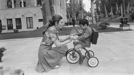 فرح و علیرضا پهلوی در محوطه کاخ نیاوران سال ۱۹۷۰ +عکس