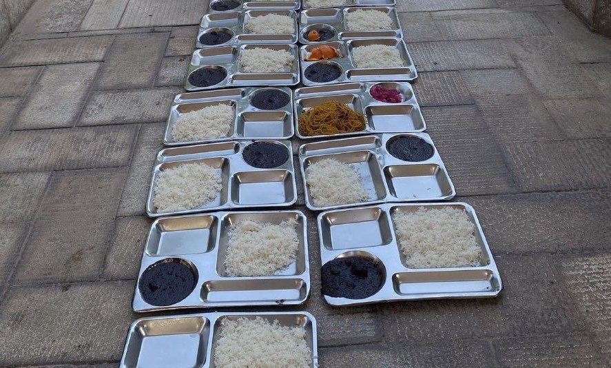 ببینید| واکنش دانشجویان به پیدا شدن مارمولک در غذای سلف