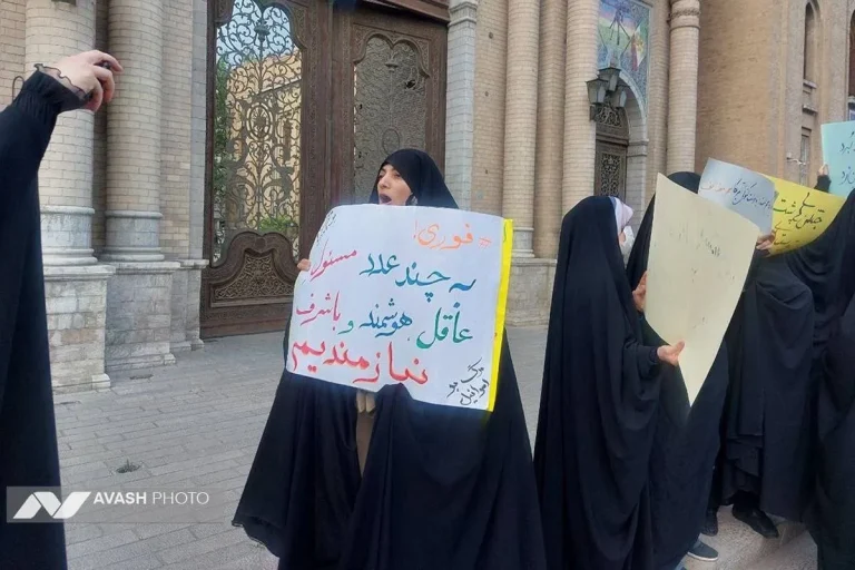 تجمع اعتراضی مخالفان مذاکره ایران و آمریکا در مسقط! +عکس