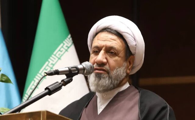 امام جمعه کرمان در اشاره به مذاکره ایران و آمریکا: جمهوری اسلامی کوتاه نمی‌آید