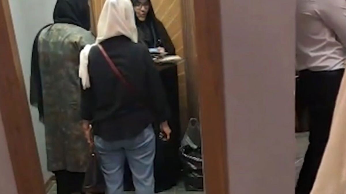 ببینید| فروش شال های یک بار مصرف به افراد بی حجاب در کنسرت لیان در اهواز ببینید| فروش شال های یک بار مصرف به افراد بی حجاب در کنسرت لیان در اهواز