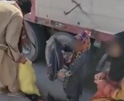 ببینید| کولبری دختران با کیف مدرسه! ببینید| کولبری دختران با کیف مدرسه!