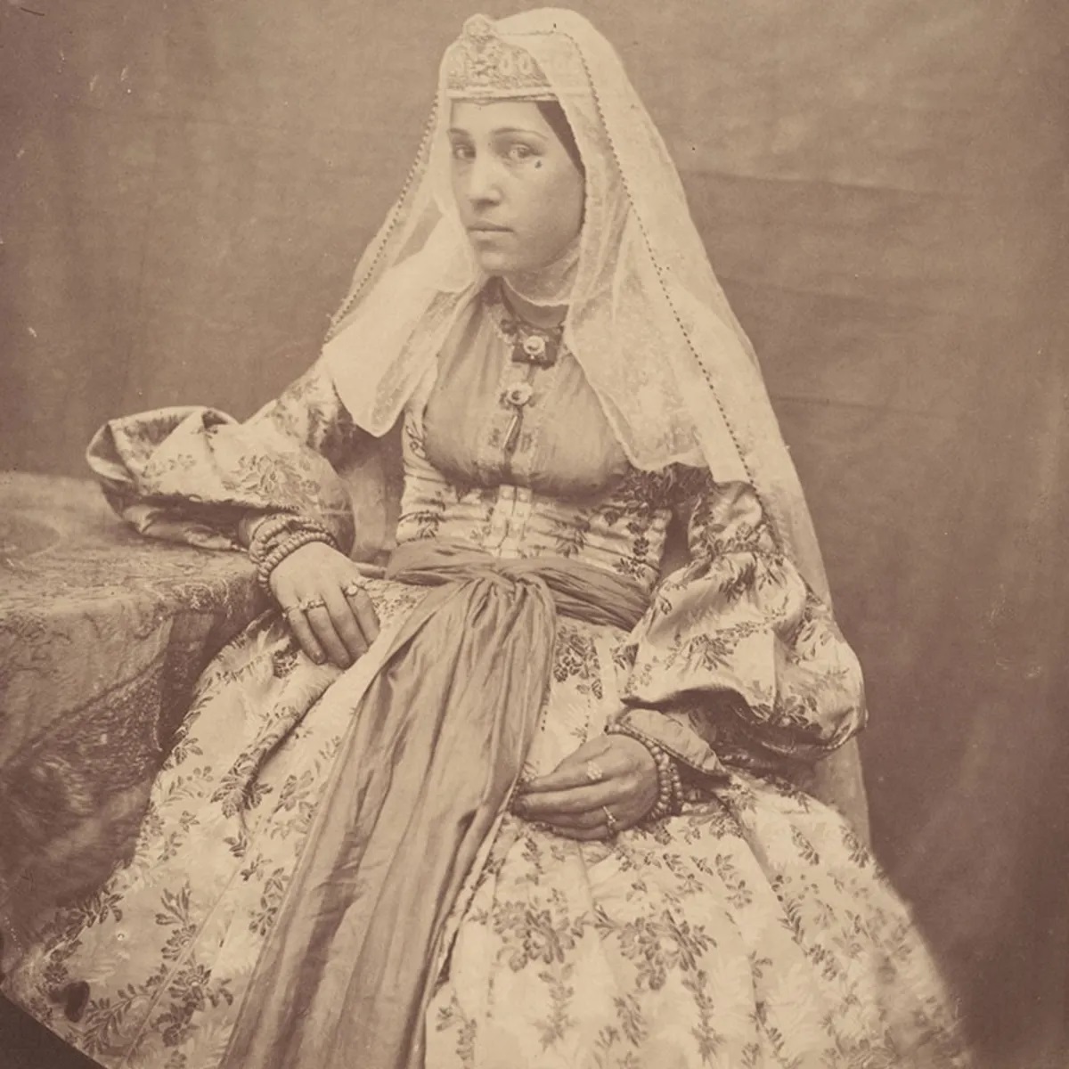 از برگزاری مراسم سلام در کاخ گلستان تا خواجه‌های مسجد دامغان! | تصاویری که هرگز ندیده‌اید