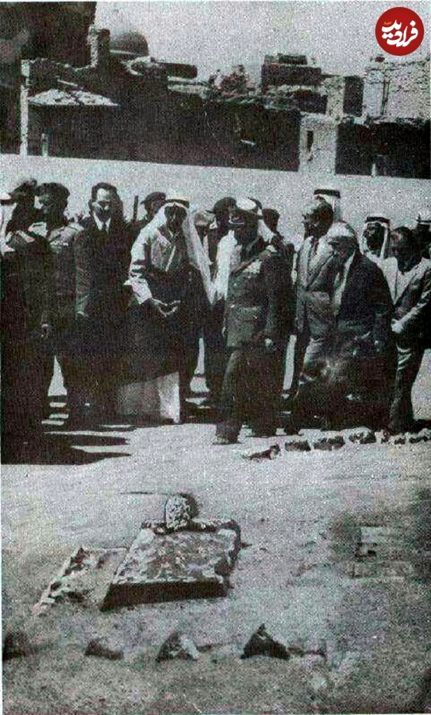 عکس قدیمی از محمدرضا پهلوی در قبرستان بقیع؛ سال ۱۳۳۵