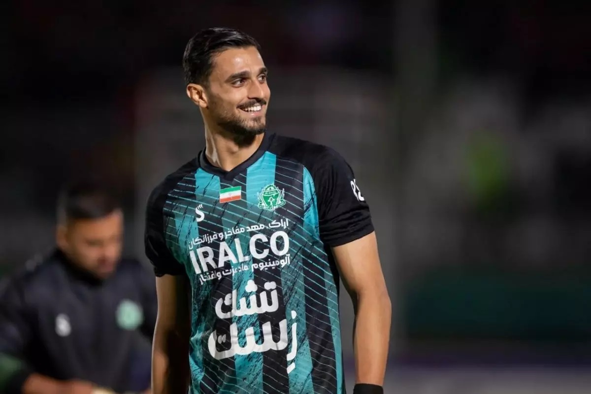 وضعیت ناراحتکننده بازیکن استقلال پس از بازی با هوادار +عکس وضعیت ناراحتکننده بازیکن استقلال پس از بازی با هوادار +عکس
