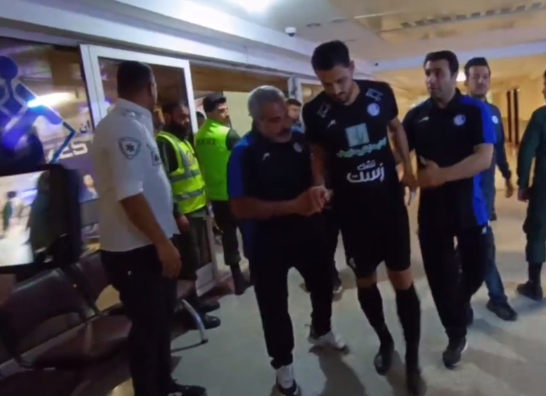 وضعیت ناراحتکننده بازیکن استقلال پس از بازی با هوادار +عکس وضعیت ناراحتکننده بازیکن استقلال پس از بازی با هوادار +عکس