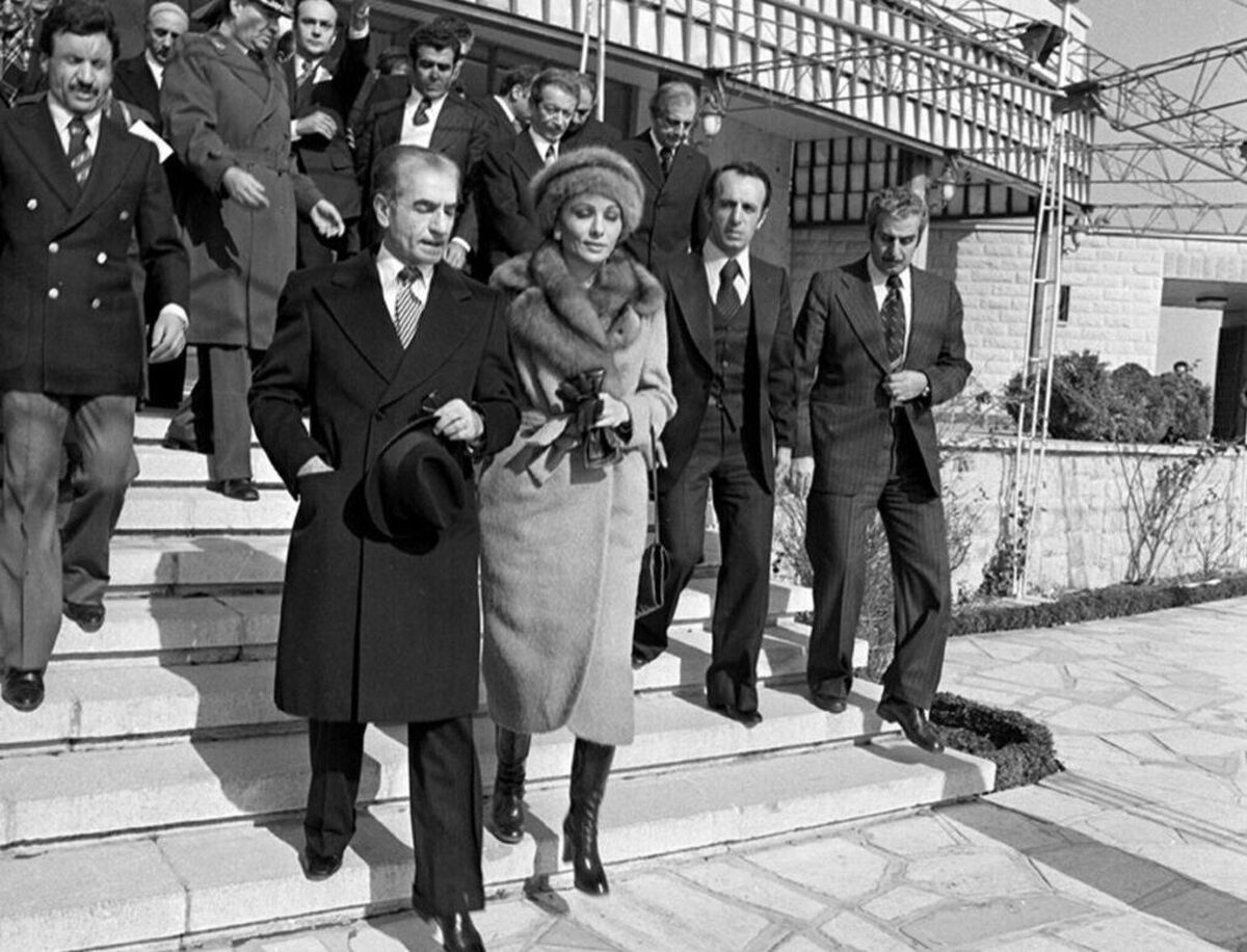 عکس خانوادگی پهلوی در محوطه کاخ نیاوران سال ۱۹۷۲