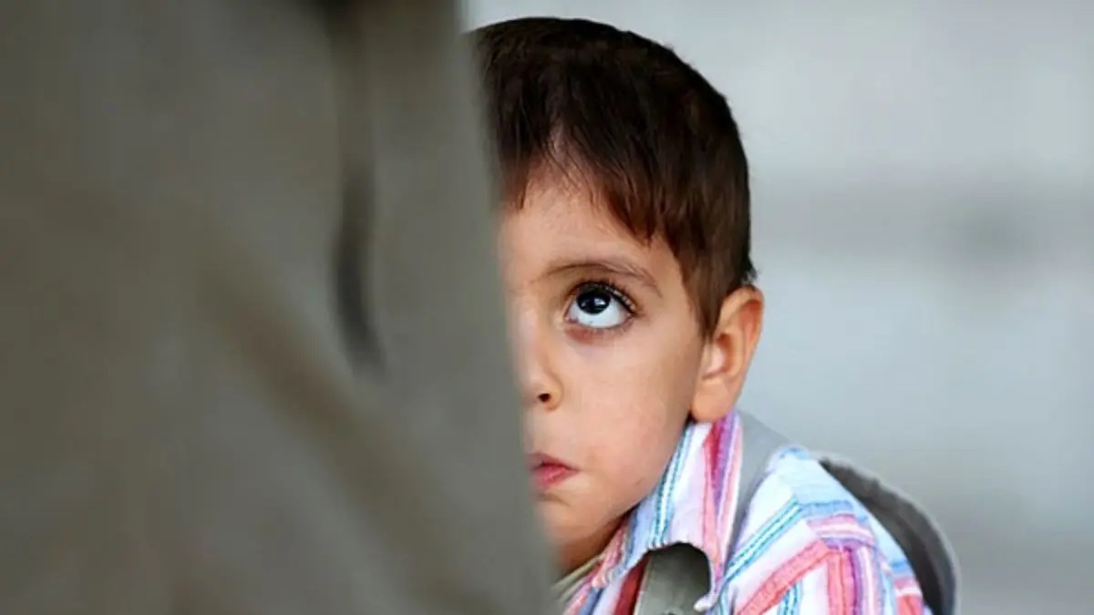 شکنجه دانش‌آموزان دبستانی توسط معلم به علت گم شدن شارژ موبایل! +عکس