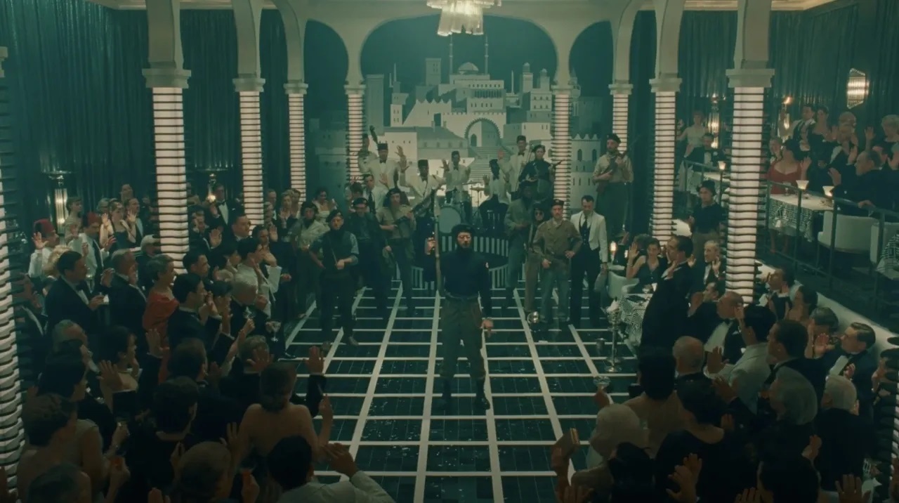 نقد و بررسی فیلم طح فینیقی| یک کمدی سیاه جاسوسی که نامزد جشنواره کن ۲۰۲۵ شد