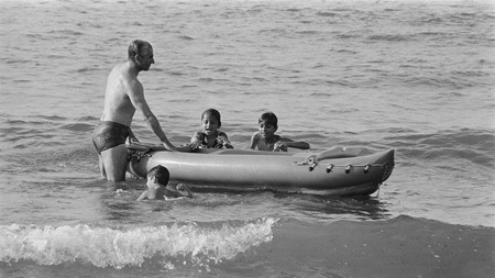 تصاویری کمیاب از خاندان پهلوی | از شنا در نوشهر تا جشن تولد علیرضا پهلوی