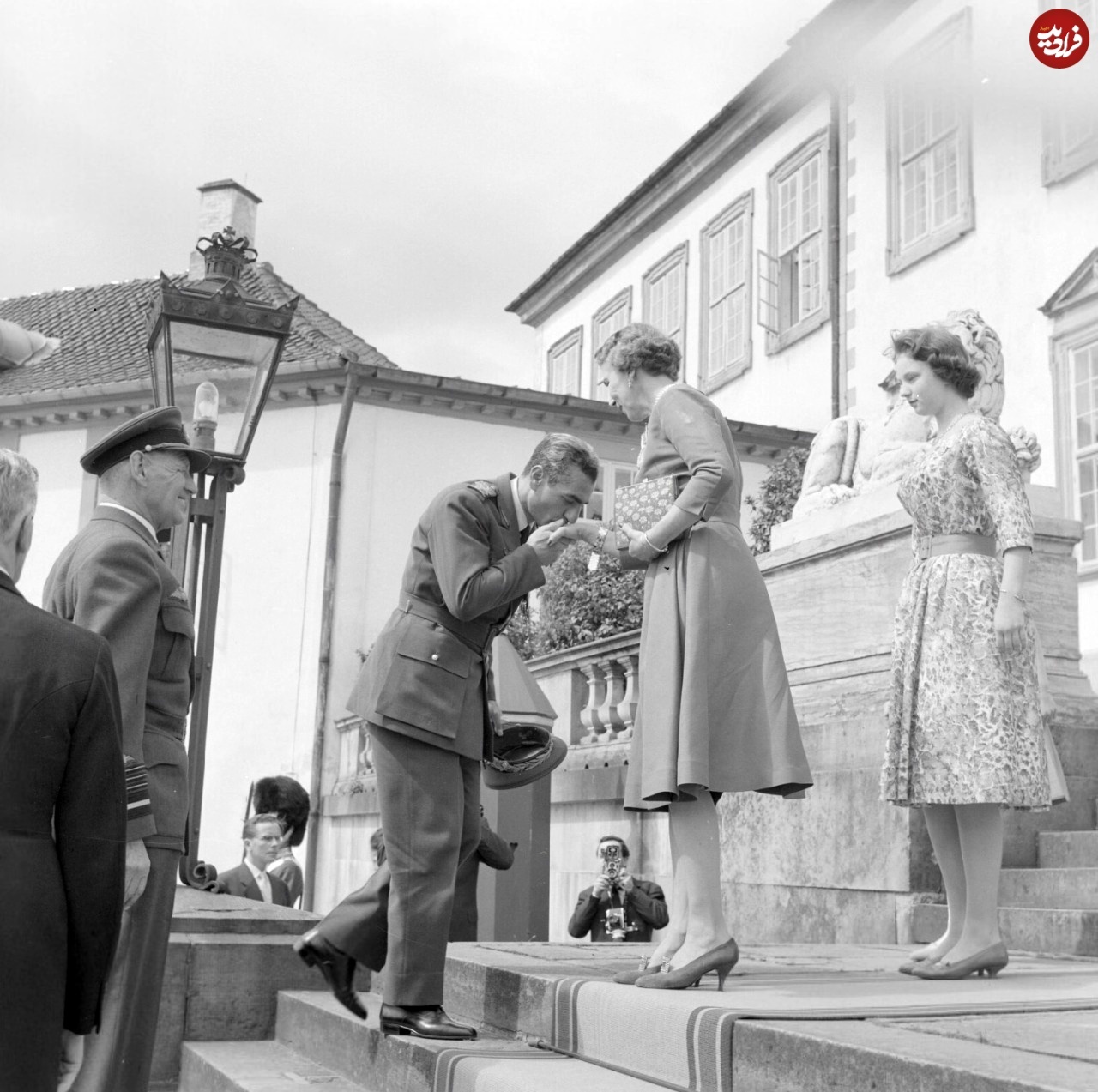 محمدرضا پهلوی در حال بوسیدن دست ملکه دانمارک +عکس