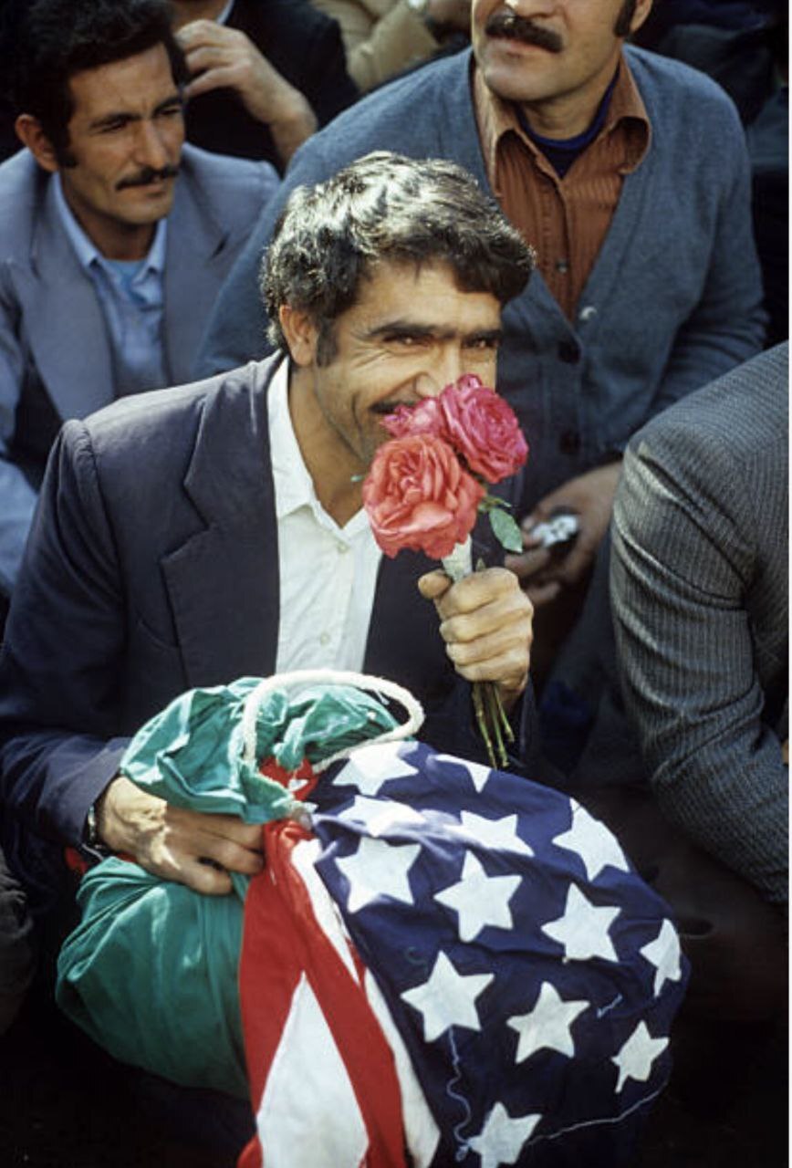 عکس| مقابل سفارت اشغال‌شده امریکا در تهران، سال۱۳۵۸