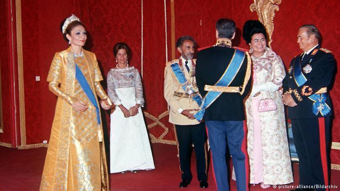 محمدرضا و فرح پهلوی در جشن‌های ۲۵۰۰ ساله در تخت جمشید +عکس