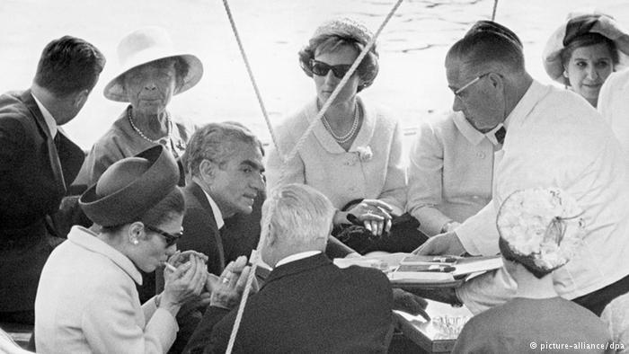 عکس زیرخاکی فرح دیبا در حال سیگار کشیدن