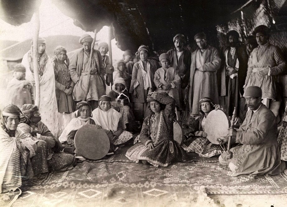 سفر به دل قاجار | تصویری عجیب از زندانیان قجری در غل و زنجیر!