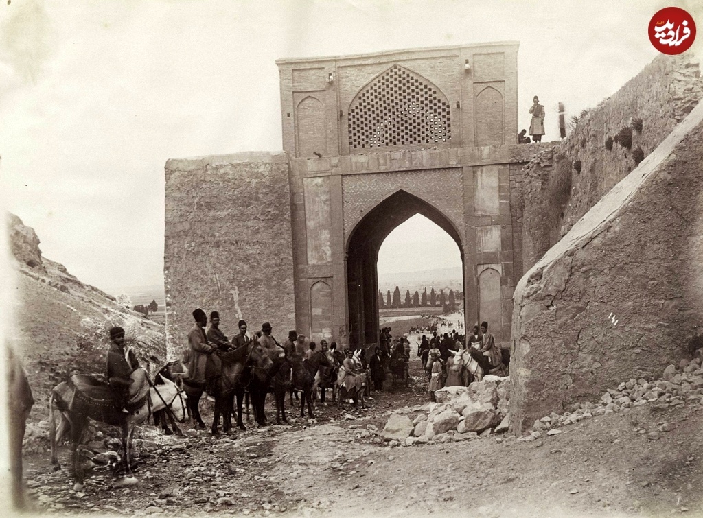 سفر به دل قاجار | تصویری عجیب از زندانیان قجری در غل و زنجیر!