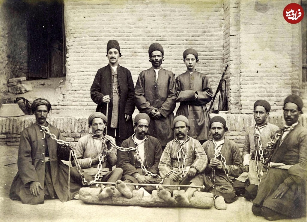 سفر به دل قاجار | تصویری عجیب از زندانیان قجری در غل و زنجیر!