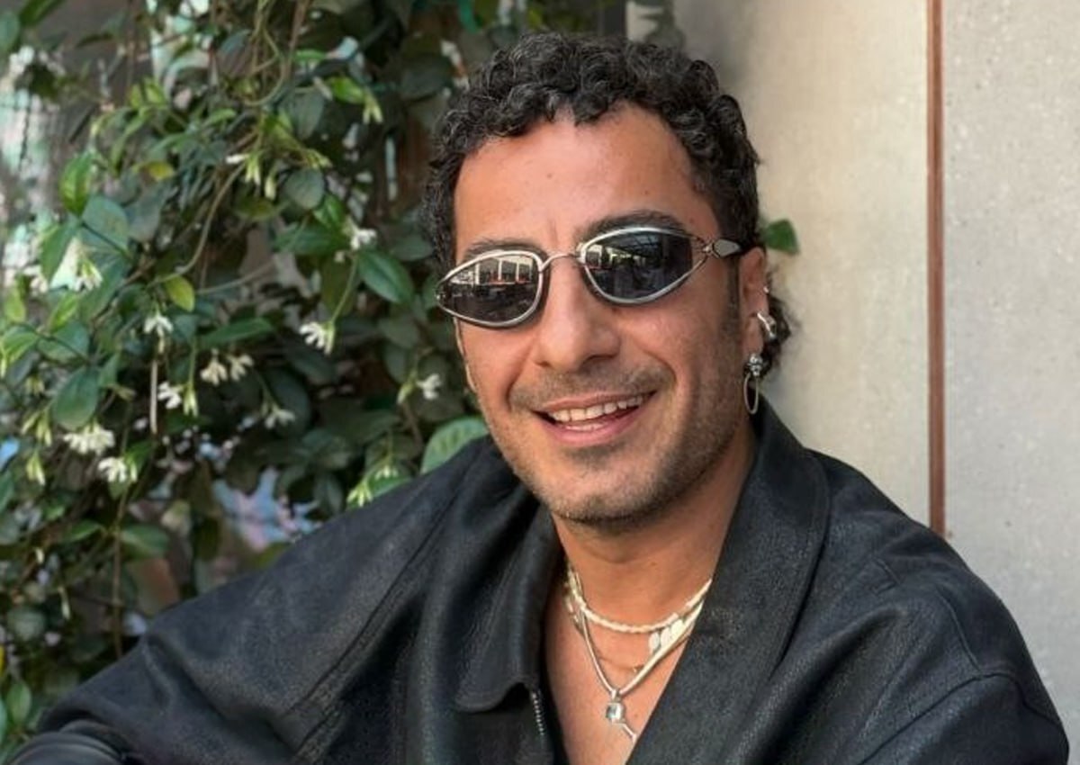 ببینید| نوید محمدزاده سرود «ای ایران» را می‌خواند