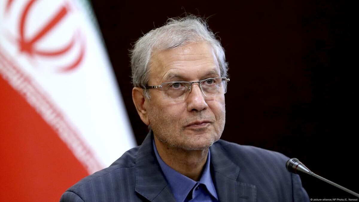 طعنه سنگین ربیعی به رحیم پور ازغدی و نمایندگان تندرو مجلس؟