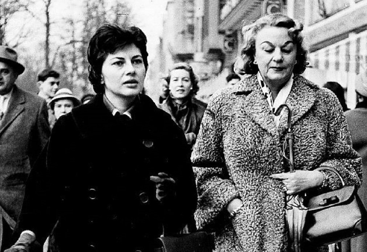 اوا کارل آلمانی در کنار دخترش ثریا اسفندیاری در دهه ۲۰ +عکس