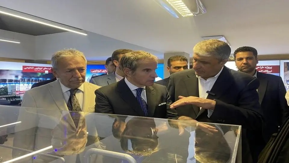 بازدید گروسی از نمایشگاه دستاورد‌های صنعت هسته‌ای ایران