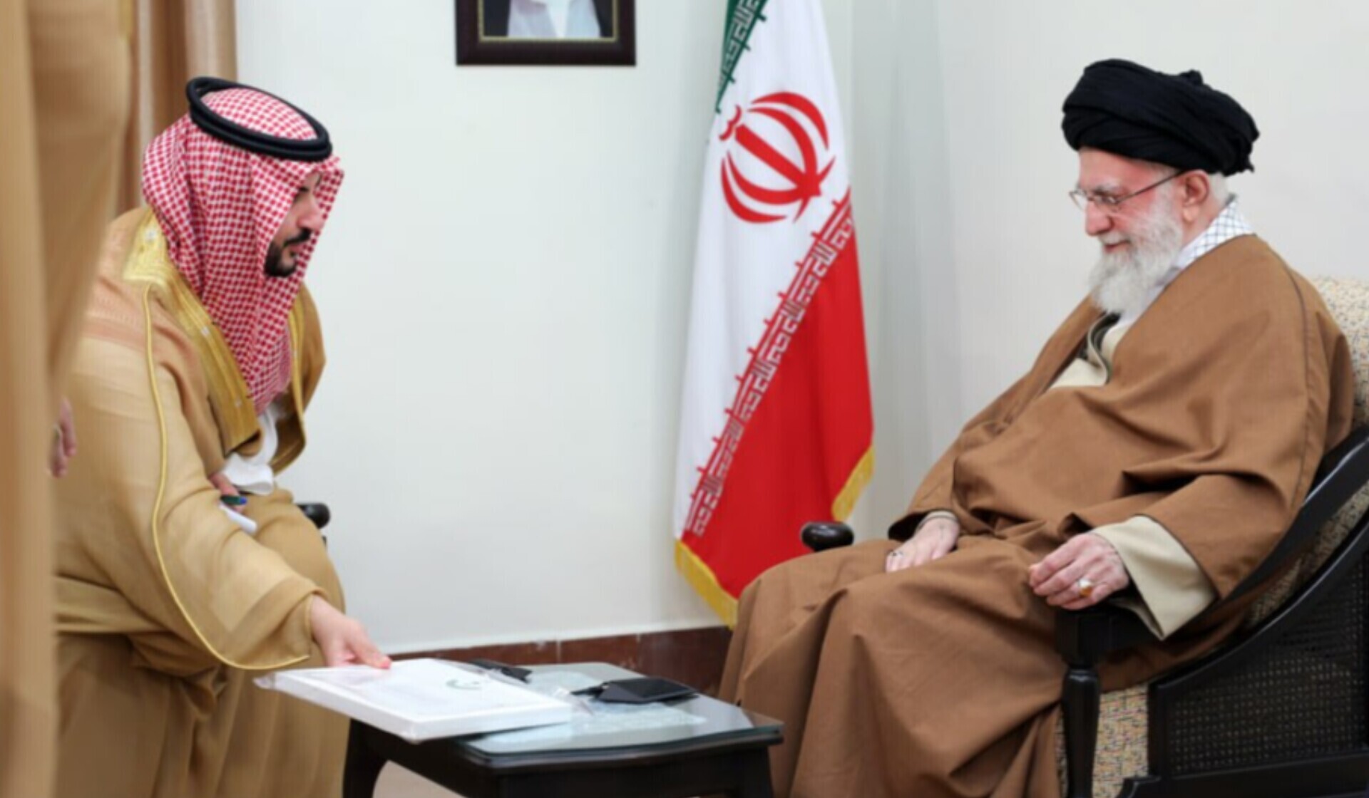 رهبری: ارتباط میان ایران و عربستان برای هر دو طرف مفید خواهد بود