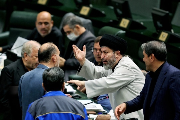 آنچه در دستور کار مجلس قرار می‌گیرد معمولا با اولویت‌های کشور فاصله دارد