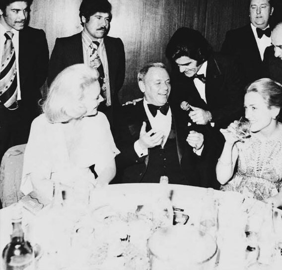 تصویری جالب و دیده نشده از فرانک سیناترا و ویگن! +عکس