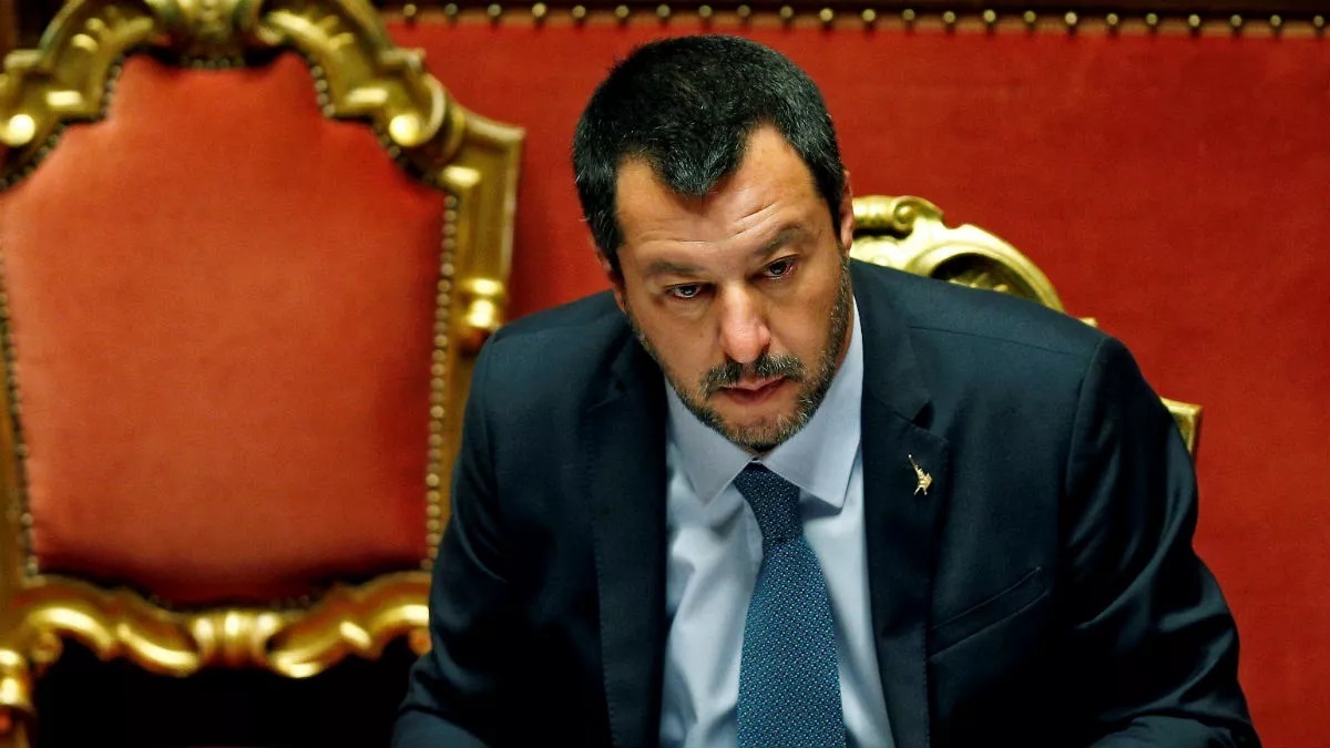 ببینید| حضور سیاستمدار ایتالیایی با شلوارک در برابر محل مذاکرات!