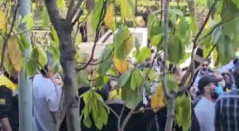 تجمع اعتراضی کارکنان مترو مقابل شورای شهر | «زاکانی حیا کن، مترویی را رها کن»