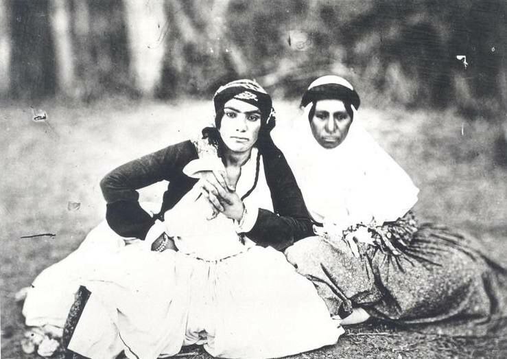 تصویر قدیمی از دختر ترک و کُرد کنار هم در ارومیه؛ ۱۳۳ سال پیش با پوشش سنتی تصویر قدیمی از دختر ترک و کُرد کنار هم در ارومیه؛ ۱۳۳ سال پیش با پوشش سنتی