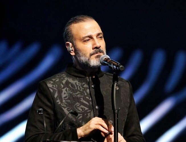 ببینید| خندههای بیامان علیرضا قربانی وسط دعای تحویل سال! ببینید| خندههای بیامان علیرضا قربانی وسط دعای تحویل سال!