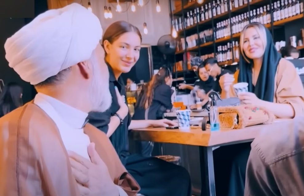 آخوند صورتی کیست؟