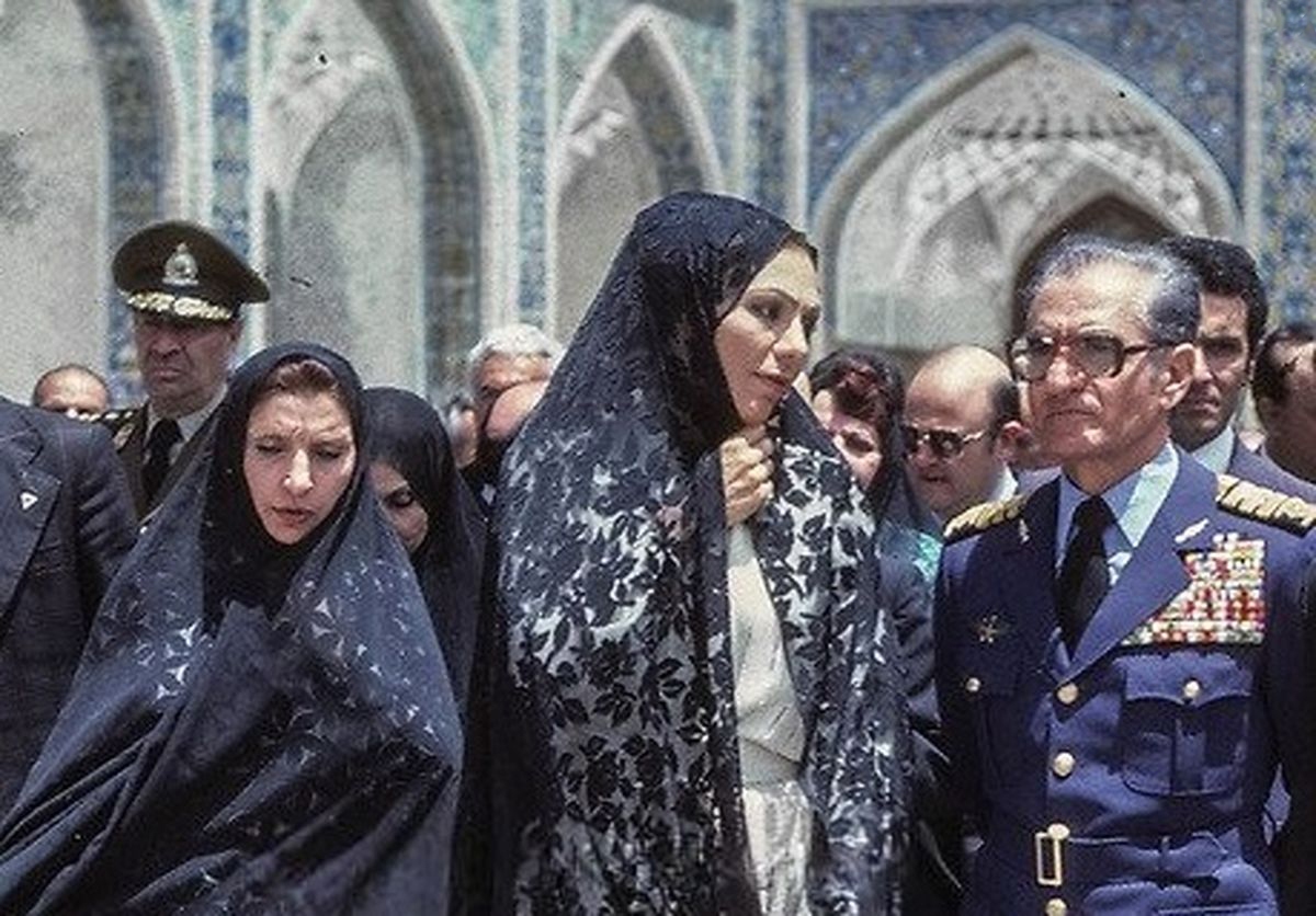 تصاویری از فرح و محمدرضا پهلوی در حرم امام رضا علیه‌السلام