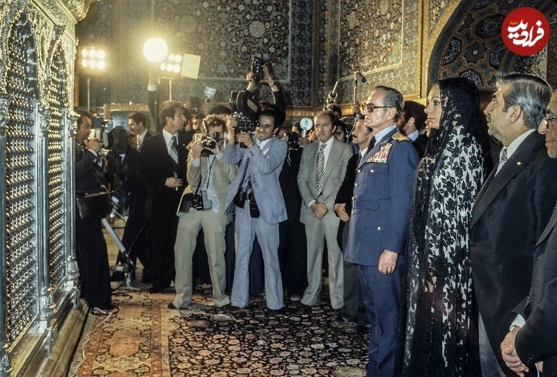 تصاویری از فرح و محمدرضا پهلوی در حرم امام رضا علیه‌السلام