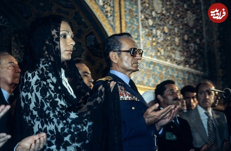 تصاویری از فرح و محمدرضا پهلوی در حرم امام رضا علیه‌السلام