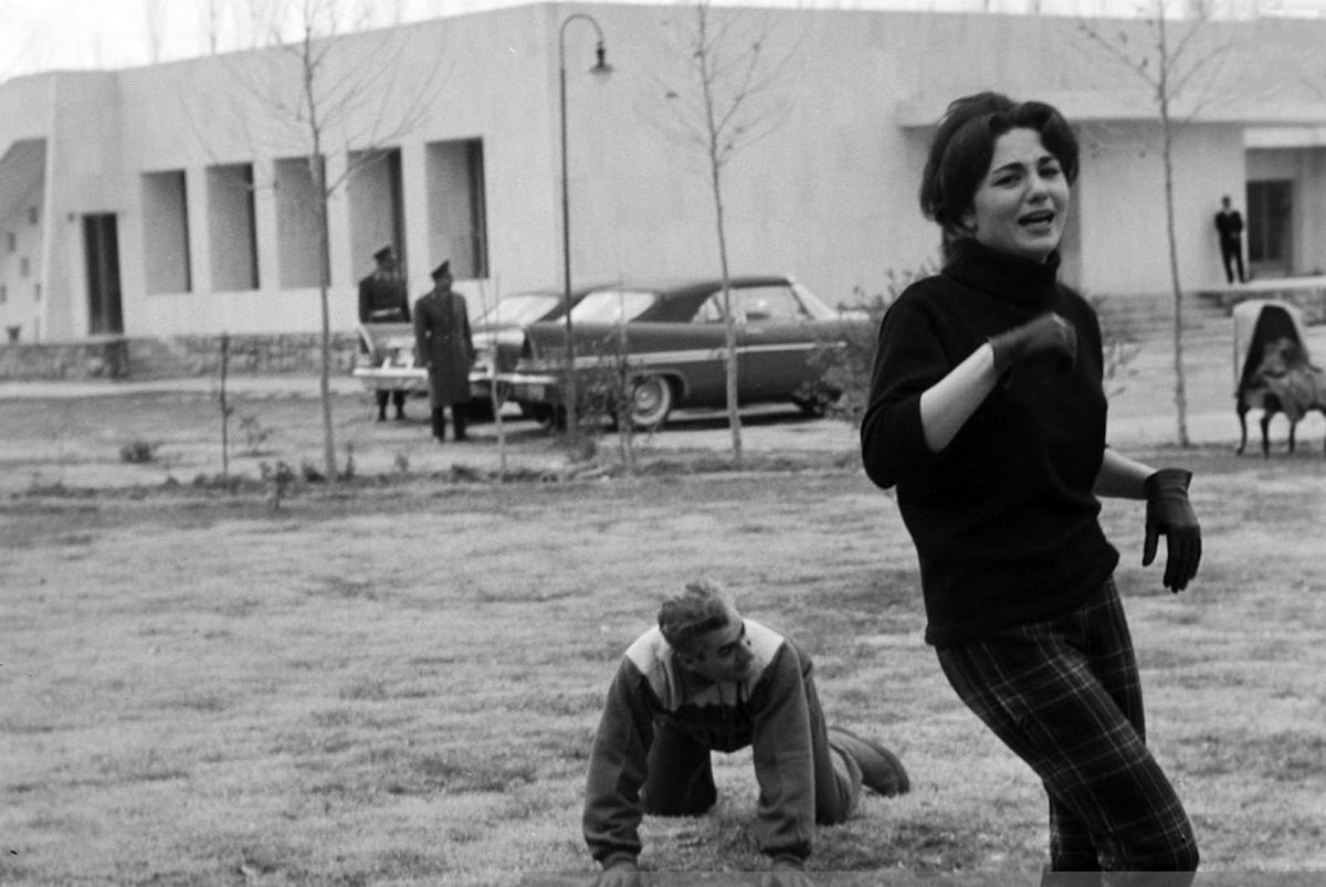 تصاویر قدیمی از والیبال بازی کردن و فرح و محمدرضا پهلوی