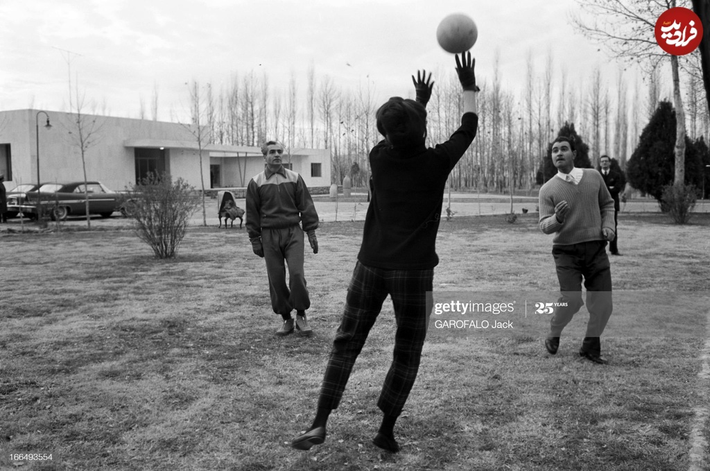 تصاویر قدیمی از والیبال بازی کردن و فرح و محمدرضا پهلوی