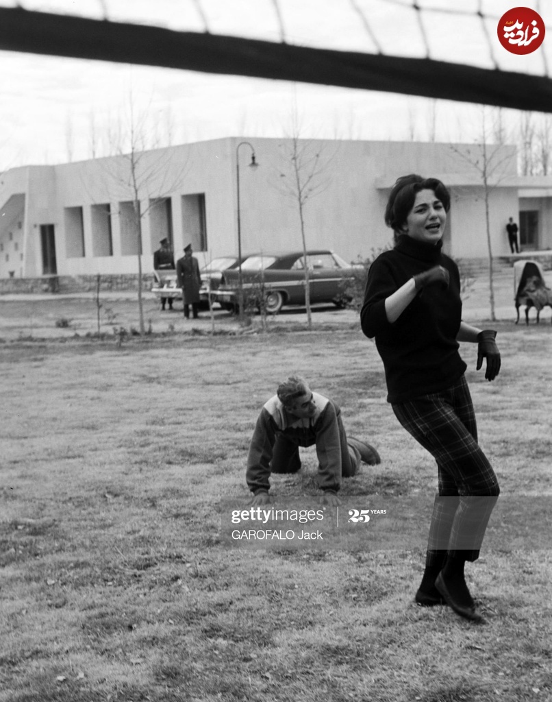 تصاویر قدیمی از والیبال بازی کردن و فرح و محمدرضا پهلوی