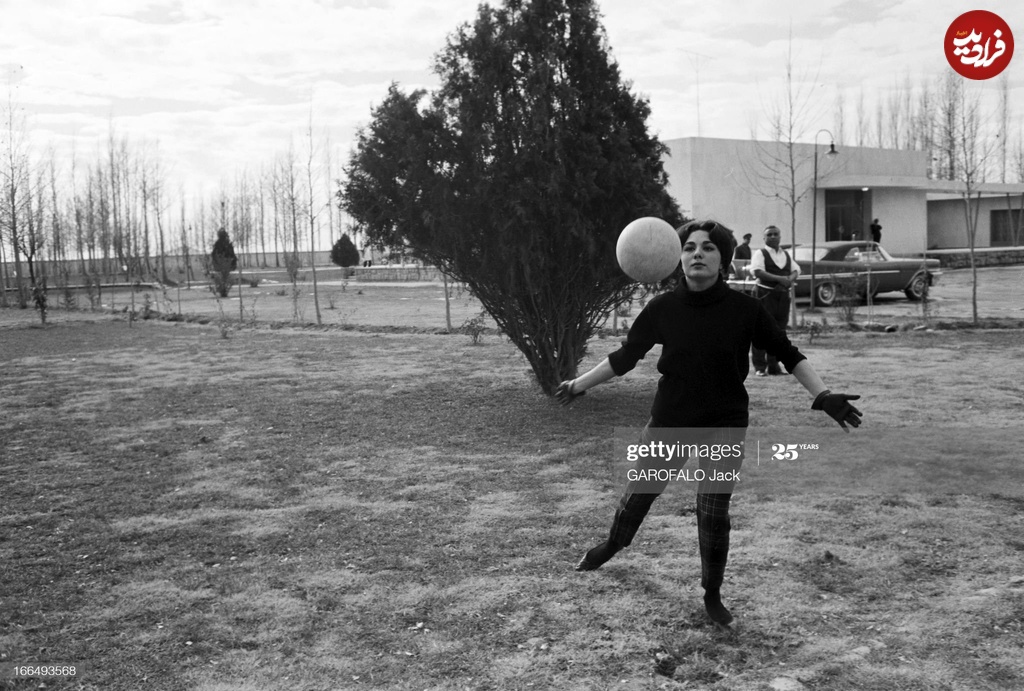 تصاویر قدیمی از والیبال بازی کردن و فرح و محمدرضا پهلوی