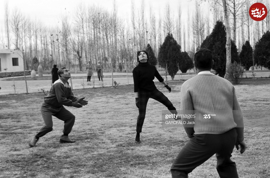 تصاویر قدیمی از والیبال بازی کردن و فرح و محمدرضا پهلوی