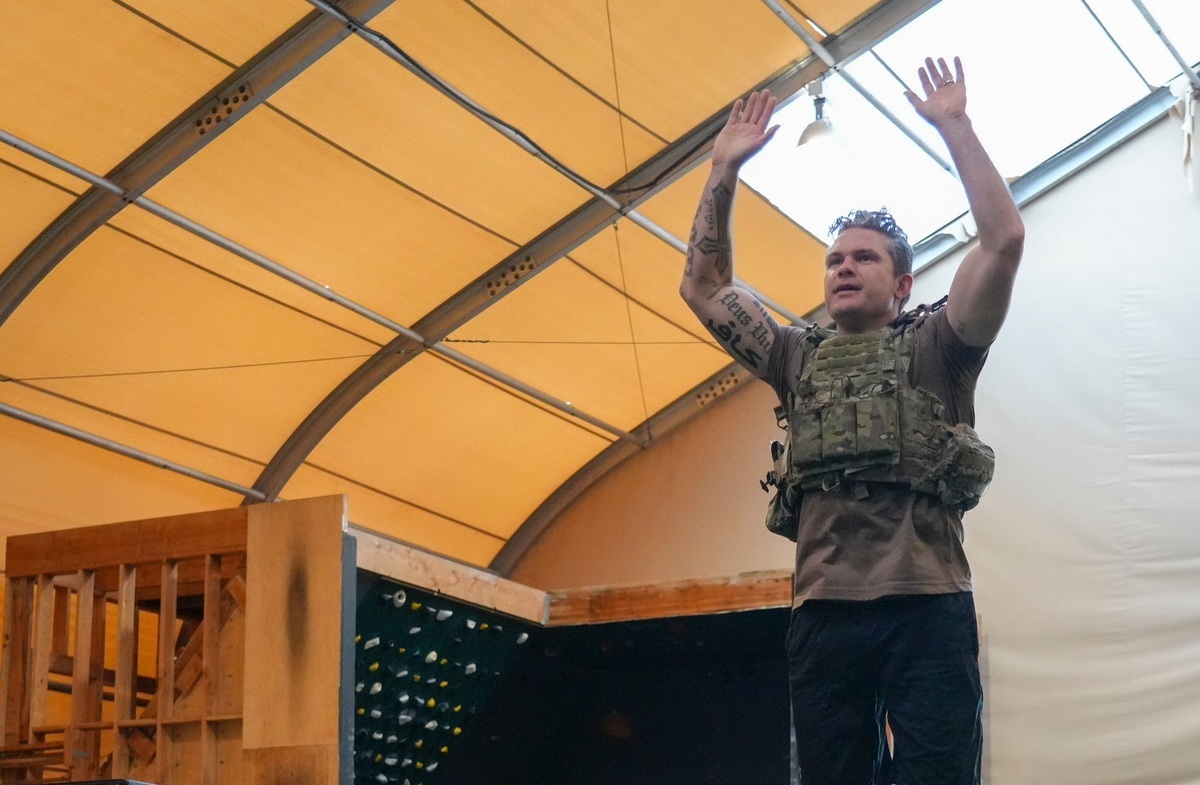 عکس| خالکوبی کلمه «کافر» زیر بازوی وزیر دفاع آمریکا عکس| خالکوبی کلمه «کافر» زیر بازوی وزیر دفاع آمریکا