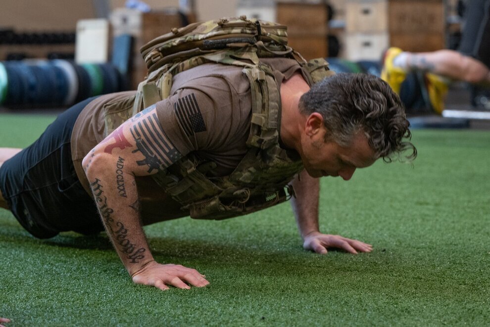 عکس| خالکوبی کلمه «کافر» زیر بازوی وزیر دفاع آمریکا عکس| خالکوبی کلمه «کافر» زیر بازوی وزیر دفاع آمریکا