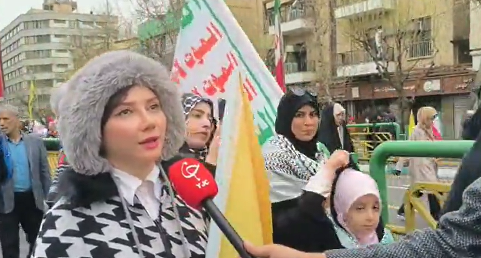 ببینید| حضور یک زن با ظاهری متفاوت در راهپیمایی روز قدس