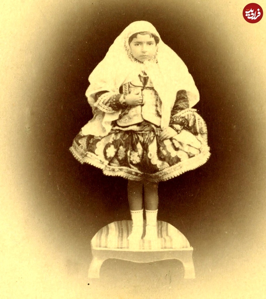 عکسی از آسیه خانم دختر محمدعلی شاه در ۶ سالگی