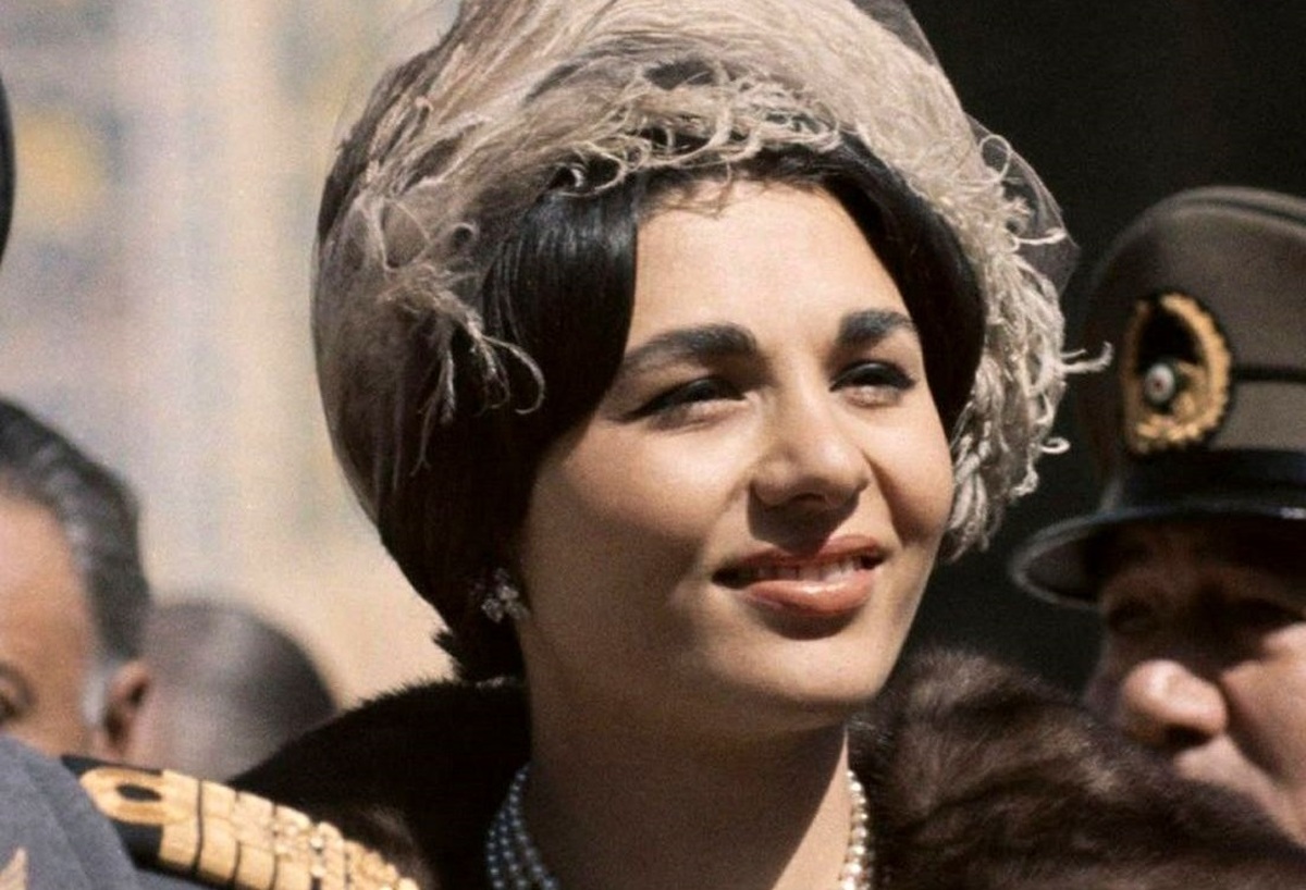 فرح و دو فرزندش در محوطه سعدآباد در اوایل دهه ۴۰ +عکس