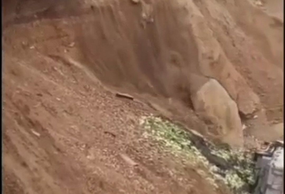 ببینید| ویدئویی وحشتناک از رانش زمین در جاده ایذه